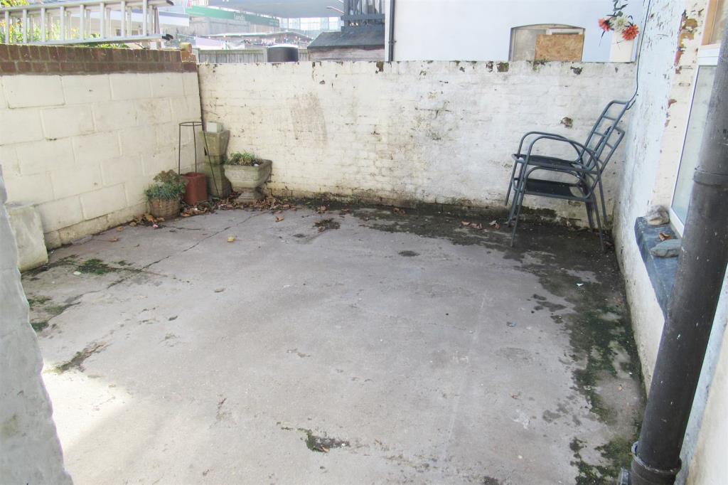 Lot: 33 - ONE-BEDROOM FLAT WITH COURTYARD AND PARKING - 